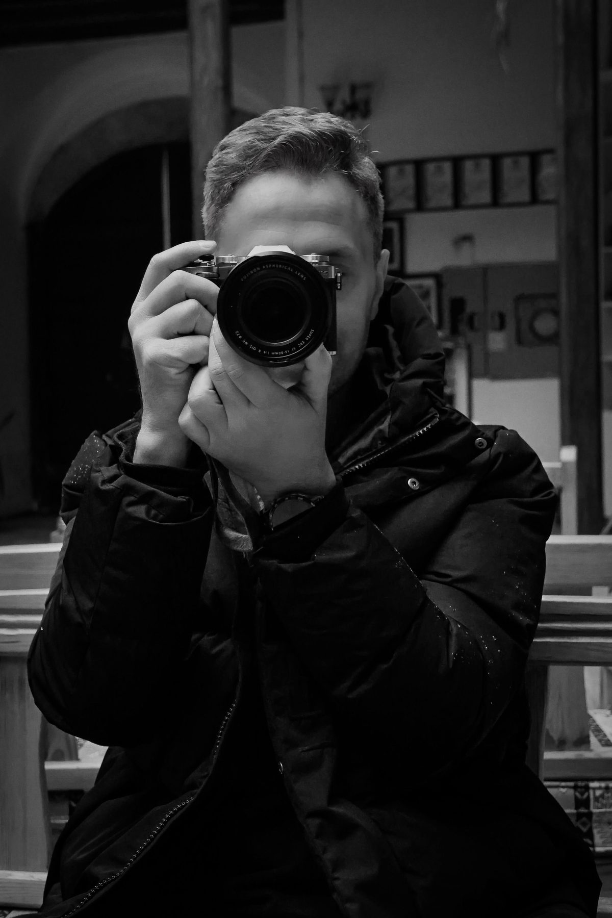 カメラを構える写真家の元の写真